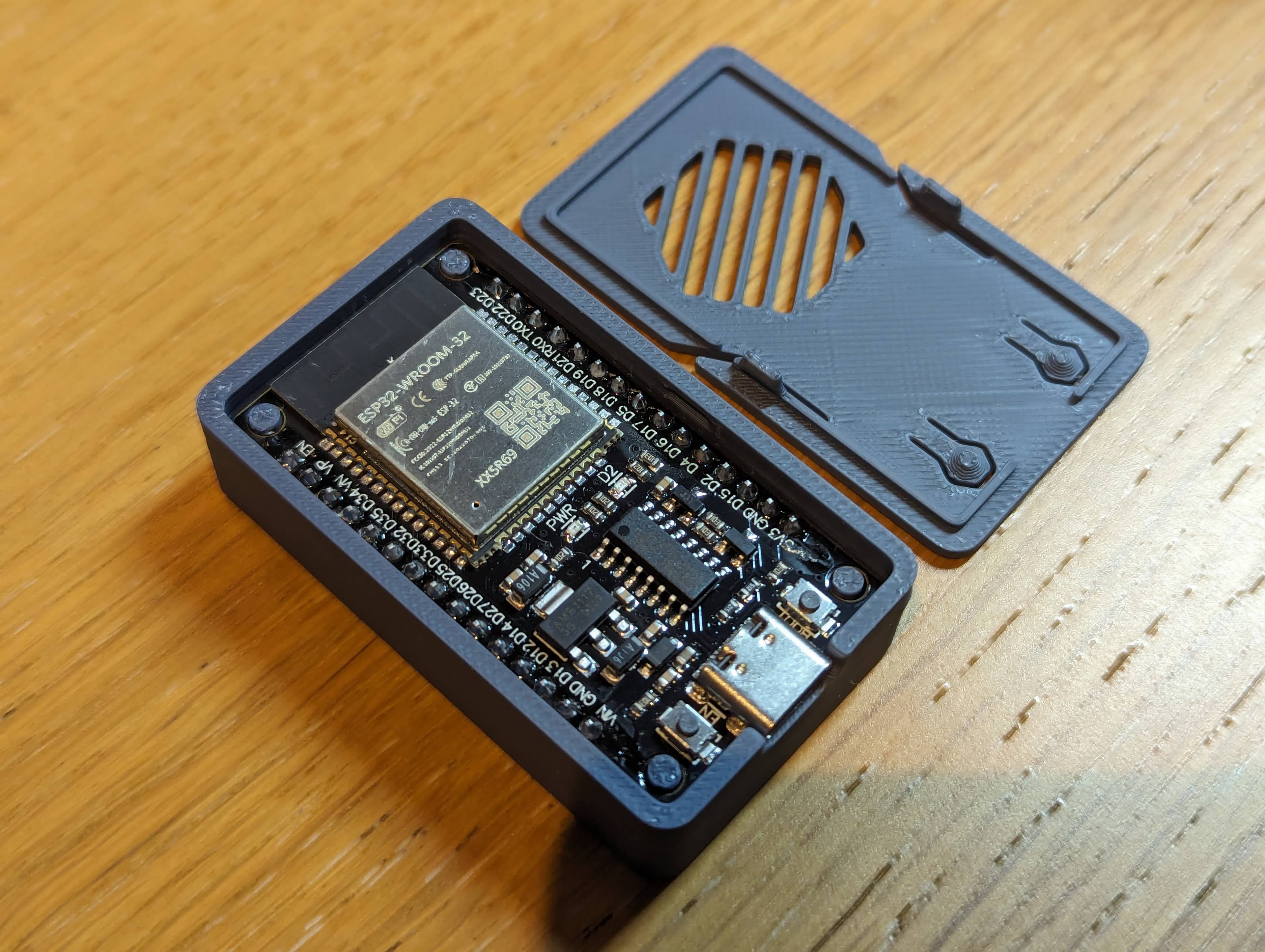 Caja con tapa para ESP32-WROOM-32 (USB-C) — tapa