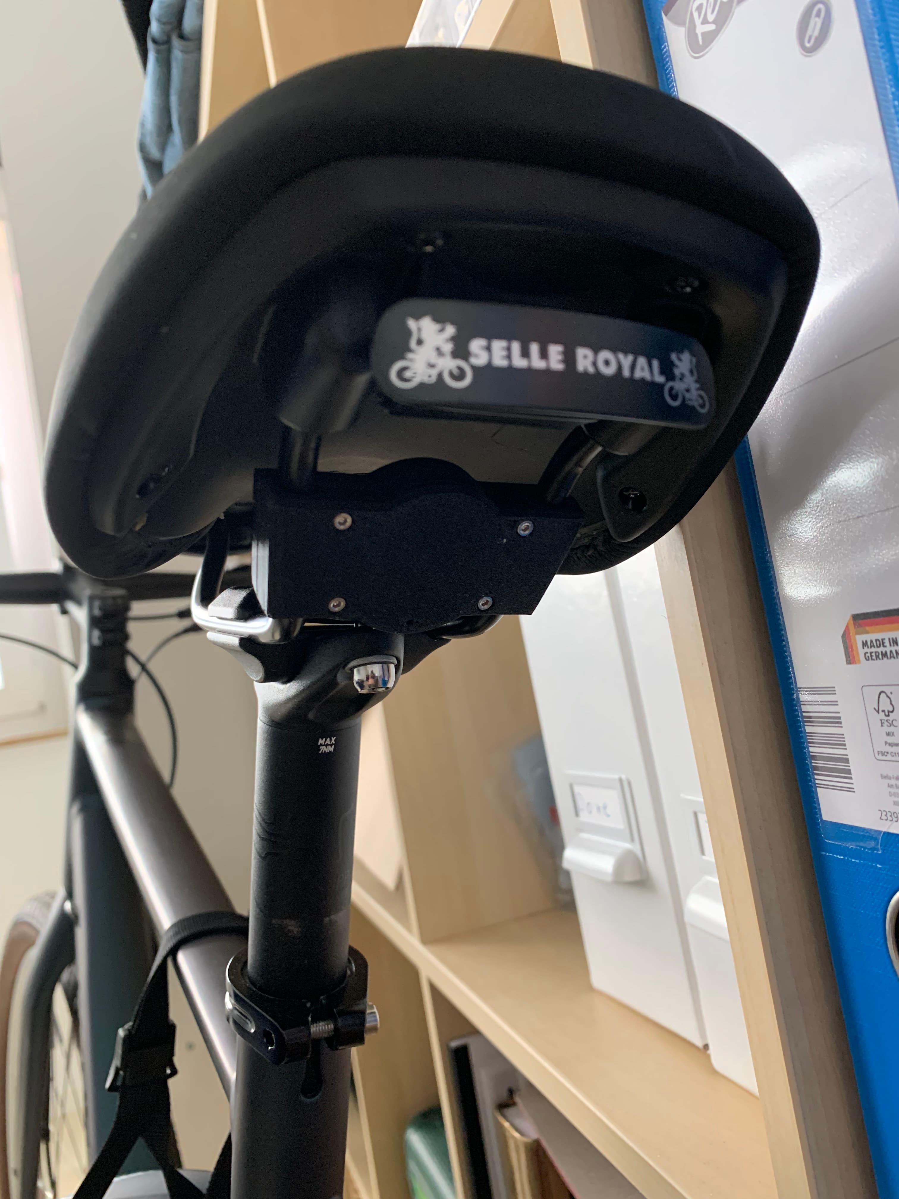 Porta AirTag oculto para asiento de bicicleta — parte inferior