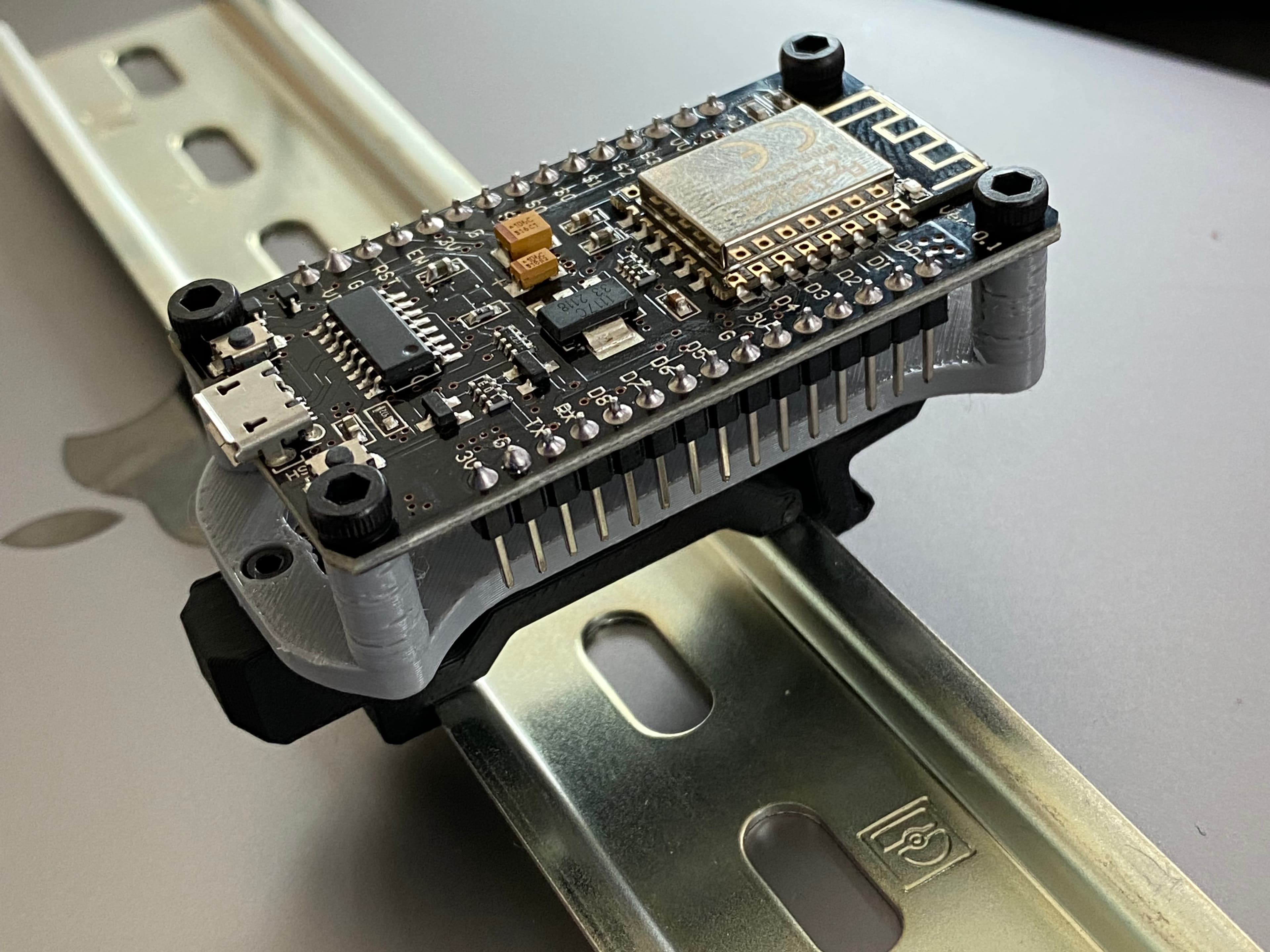 Soporte para riel DIN para ESP8266 NodeMCU V3